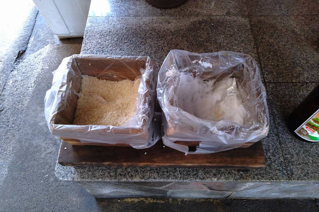 お米とお塩を供える一升枡