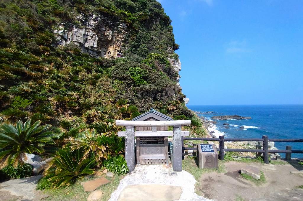 岬の先端に鎮座する御崎神社