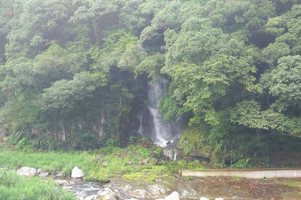 対岸から見る女滝