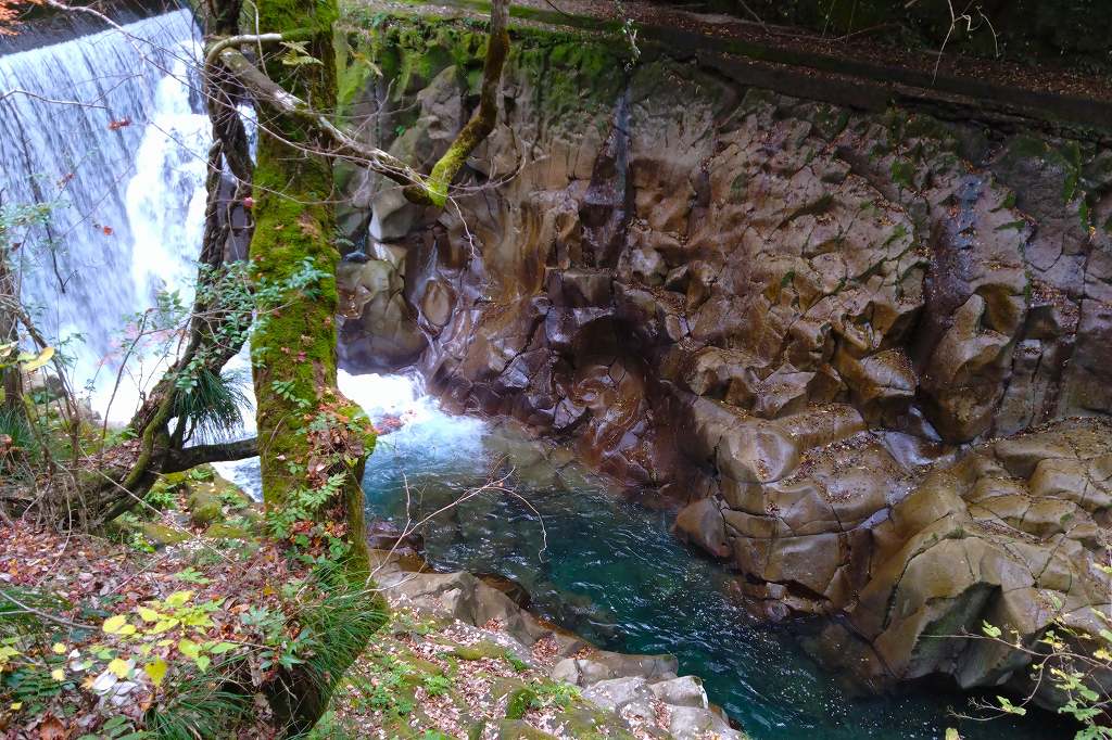 駐車場から降りてすぐの峡谷