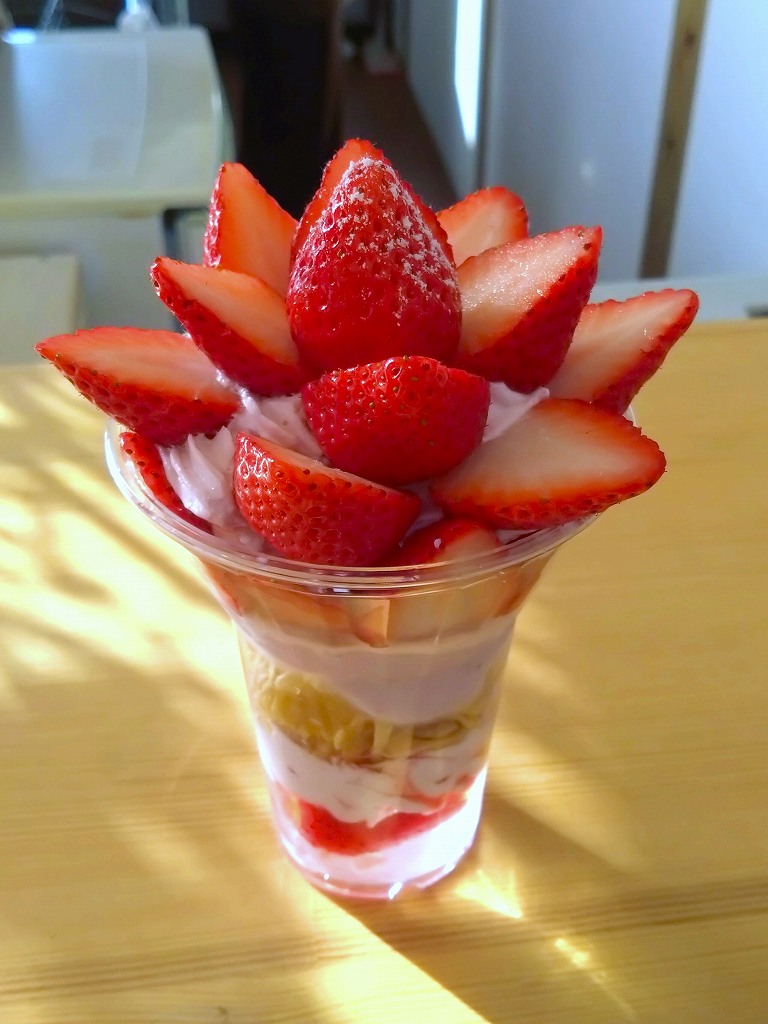 「STRAWBERRY PARFAIT SAKURA（いちごパフェ さくらバージョン）」