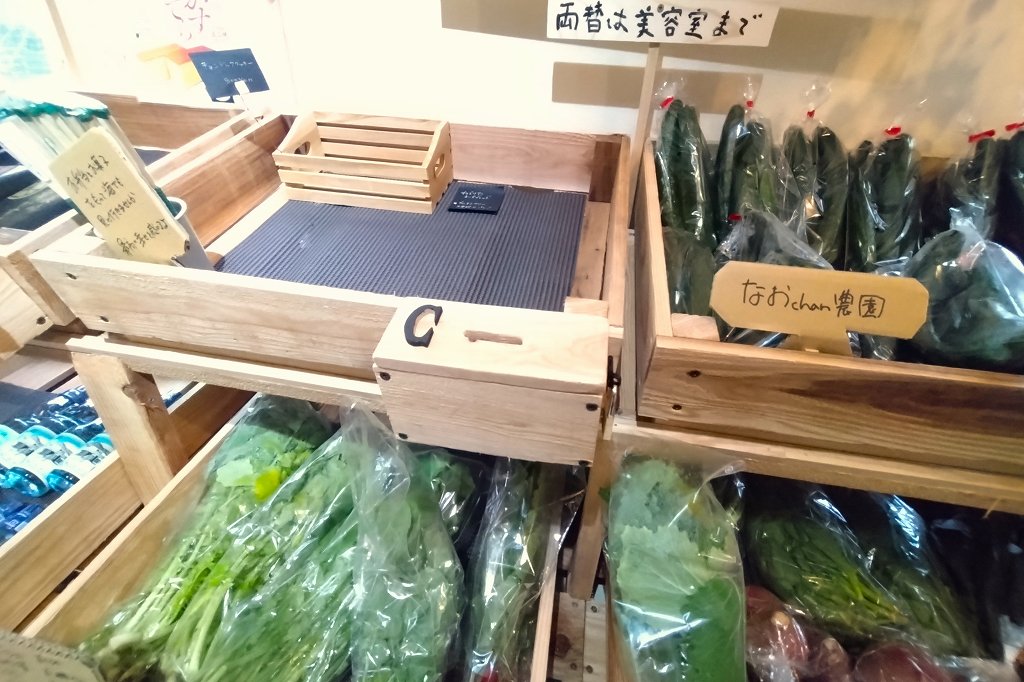 各棚に設置された料金箱