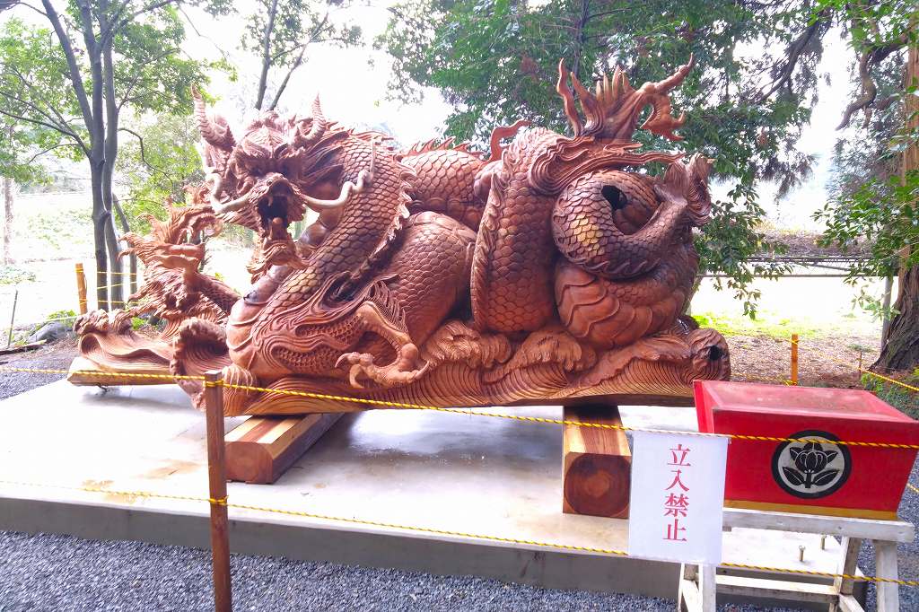 樹齢千年の巨木で彫られた竜神